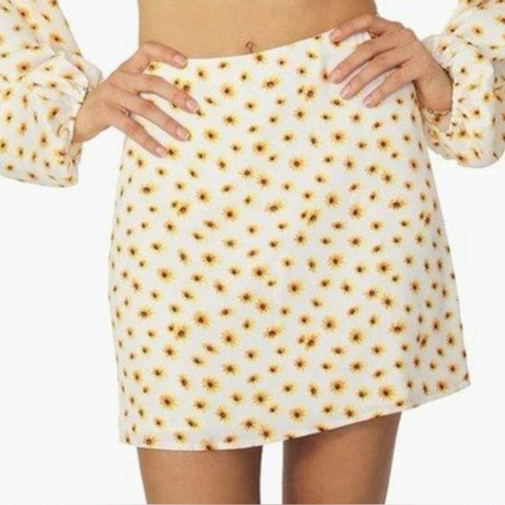 NWT WeWoreWhat Mini Slip Skirt in Cream Ditsy Daisies, Size M